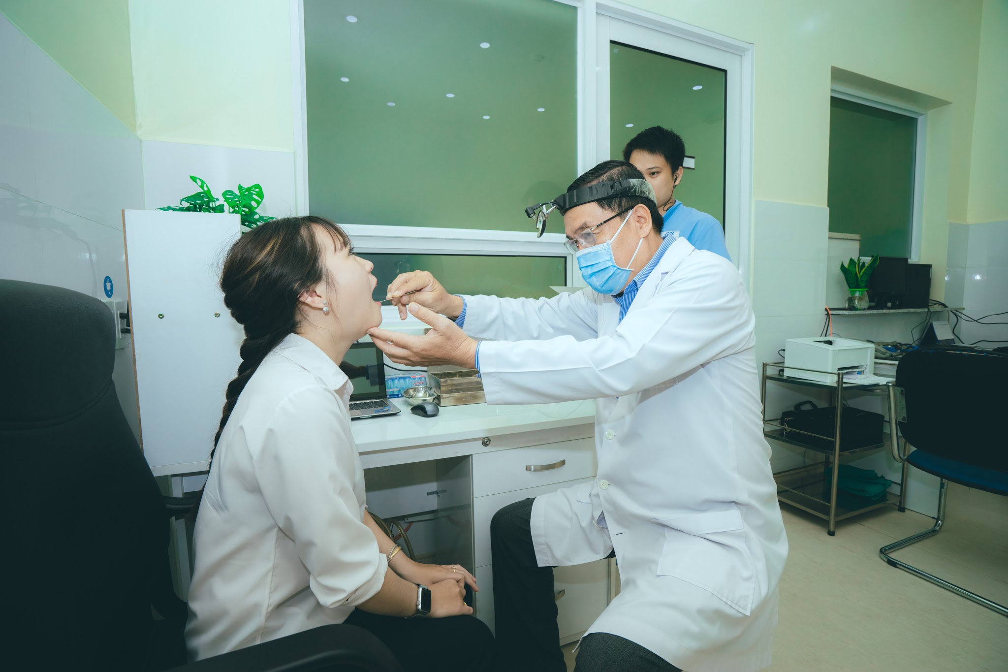Bác sĩ đang khám bệnh